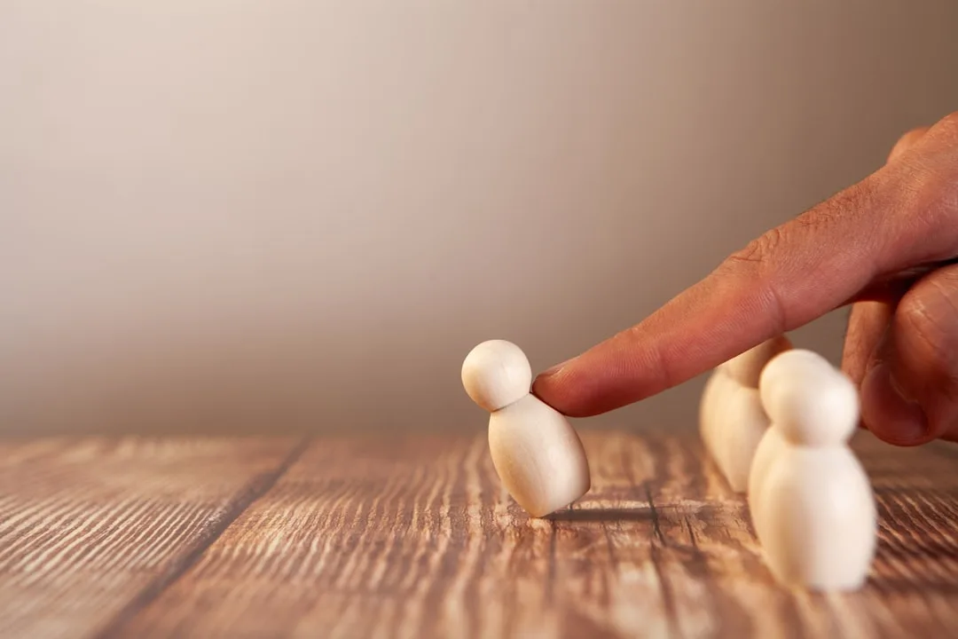 Leadership Decisions: When to Act Alone or Collaborate
